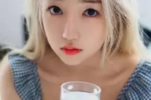 小马云疑有网红女友对方长相漂亮身材好俩人当众亲吻毫不避讳